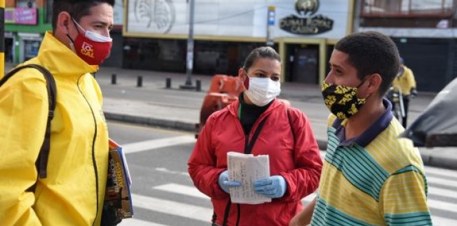 personas con tapabocas 