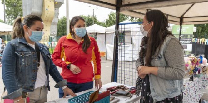 Alcadesa local en la Feria con expositora 