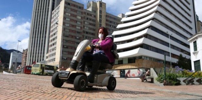 foto de mujer en silla de ruedas 