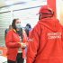 alcaldesa local y policía con tapabocas 
