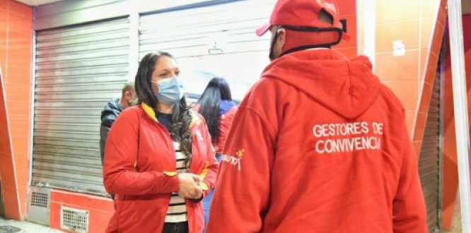 Engativá cumple ocho días de cuarentena estricta alcaldesa local y policía con tapabocas
