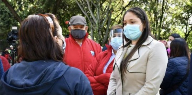 alcaldesa local con tapabocas Engativá en cuarentena estricta