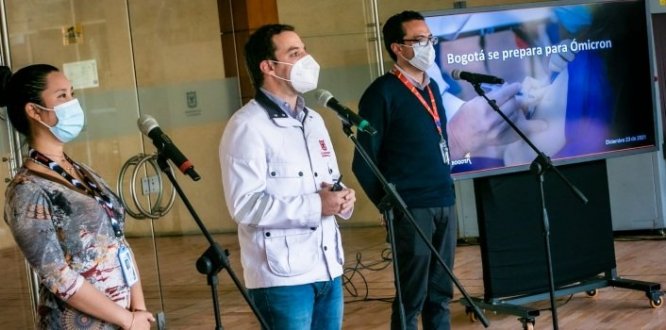 El alcalde (e), Luis Ernesto Gómez (Izq.), y el subsecretario de Servicios de Salud, Manuel González en rueda de prensa Con vacunación y controles, Bogotá se prepara para la llegada de Ómicron