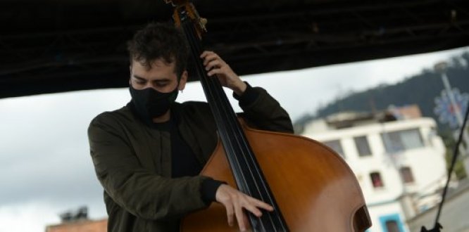 persona tocando un instrumento 