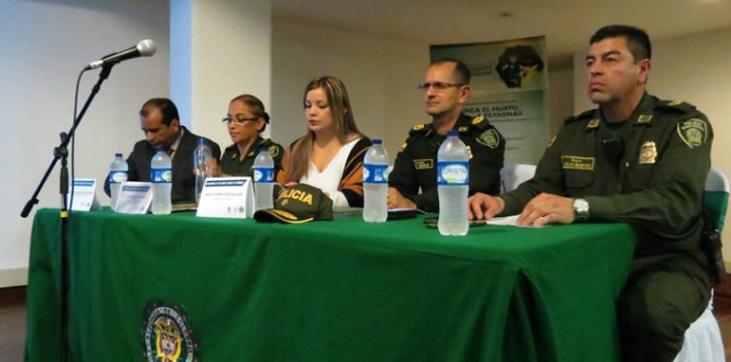 foto Alcaldesa con la policía nacional y referentes de seguridad 