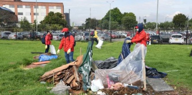 En jornada de limpieza en la Avenida Longitudinal de Occidente, ALO: 28 toneladas de residuos fueron recolectadas personas realizando limpeza