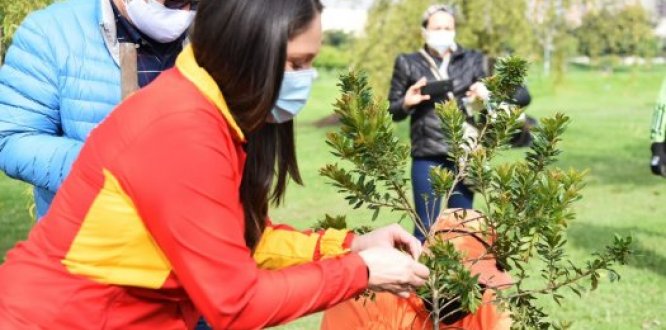 Con jornada de arborización engativeños conmemoran el Día Mundial del Agua Alcaldesa local plantando árbol